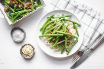 Rindfleisch mit Reis und grünen Bohnen — Stockfoto
