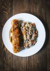 Запечений лосось з кус-кусом та овочами — стокове фото