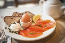 Desayuno saludable con salmón ahumado - foto de stock
