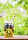 Fruity iced tea in screw-top jar — Stock Photo