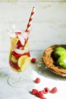 Крупним планом вид на фруктовий чай з льодом у довгій склянці з соломою — стокове фото
