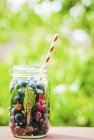 Iced tea with blueberries in screw-top jar — Stock Photo