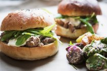 Rindfleisch-Burger mit Käse und Rucola — Stockfoto