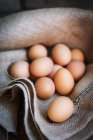 Braune Eier auf einem Stück Jute — Stockfoto