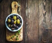Olives vertes et noires dans un bol — Photo de stock