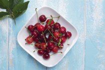 Fresh cherries on plate — Stock Photo