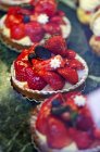 Tartelettes aux fraises sur vitrine — Photo de stock