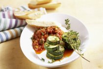 Zucchine piccanti con salsa di pomodoro su piatto bianco — Foto stock