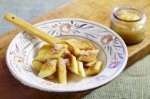 Vue rapprochée des boulettes de pommes de terre polonaises Kopytka à la sauce aux pommes — Photo de stock