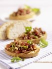 Bruschetta topped with chanterelle mushrooms on towel — Stock Photo