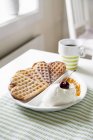 Waffles em forma de coração com sorvete de baunilha — Fotografia de Stock