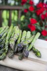 Green asparagus on chopping board — Stock Photo