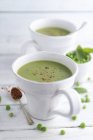 Pea soup with mint and chilli flakes — Stock Photo