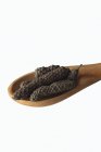 Сушений довгий перець у дерев'яній ложці — стокове фото