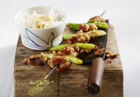 Yakitori - Japanese chicken skewers over wooden desk with knife — Stock Photo