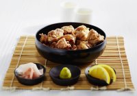 Erhöhter Blick auf toriniku kein Karaage mit Ingwer, Zitrone und Wasabi — Stockfoto