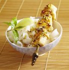 Pimienta y cilantro pollo con fideos de arroz - foto de stock