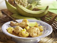 Huhn mit Ananas und Kochbananen — Stockfoto