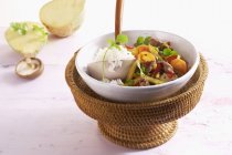 Жареная утка с овощами на белой тарелке на соломенной подставке — стоковое фото