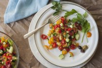 Ensalada israelí de tomate y pepino - foto de stock