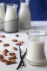 Стакан миндального молока — стоковое фото