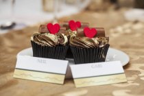 Cupcakes com cobertura dourada — Fotografia de Stock
