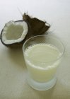Bicchiere di latte di cocco — Foto stock