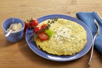 Omelette de nouilles aux herbes et parmesan — Photo de stock
