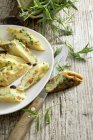 Vista elevata di omelette con peperoni e aceto balsamico — Foto stock
