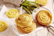 Hgelsheimer pancakes with asparagus — Stock Photo