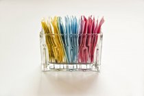 Primo piano vista di bustine colorate di dolcificanti in un contenitore di vetro — Foto stock