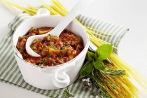 Pasta de espaguetis con boloñesa freekeh - foto de stock