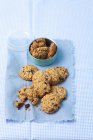 Biscoitos de aveia com cranberries e nozes — Fotografia de Stock