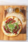 Pizza com gorgonzola e presunto — Fotografia de Stock