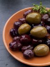 Olives noires et vertes marinées — Photo de stock