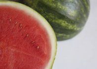 Frische halbierte Wassermelone — Stockfoto