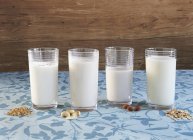 Différents types de lait végétalien — Photo de stock