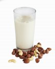 Молоко без лактозы в стекле — стоковое фото