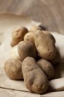 Rohe neue Charlottekartoffeln — Stockfoto
