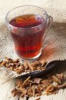 Lindenholz-Tee in Glas-Tasse — Stockfoto