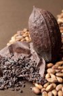 Fruta de cacao con frijoles enteros - foto de stock