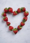 Forma de corazón de fresas frescas - foto de stock