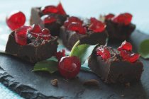 Fudge de chocolate com cerejas — Fotografia de Stock