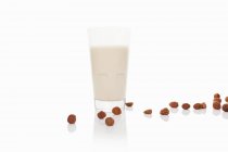 Vidro de leite de avelã — Fotografia de Stock
