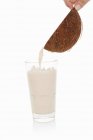 Кокосовое молоко налито — стоковое фото
