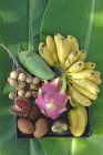 Tazón de fruta tropical - foto de stock