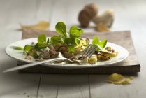 Lamb's lettuce with mushrooms — Stock Photo