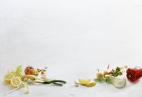 Расположение фруктов и овощей на белом фоне — стоковое фото