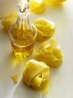 Pappardelle Nudelnester und Olivenöl — Stockfoto