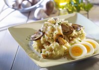 Mashed potatoes with egg and mushrooms — Stock Photo